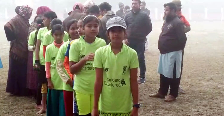 ডিসির অপেক্ষায় কনকনে শীতে সাড়ে তিন ঘণ্টা দাঁড়িয়ে থাকল শতাধিক শিশু